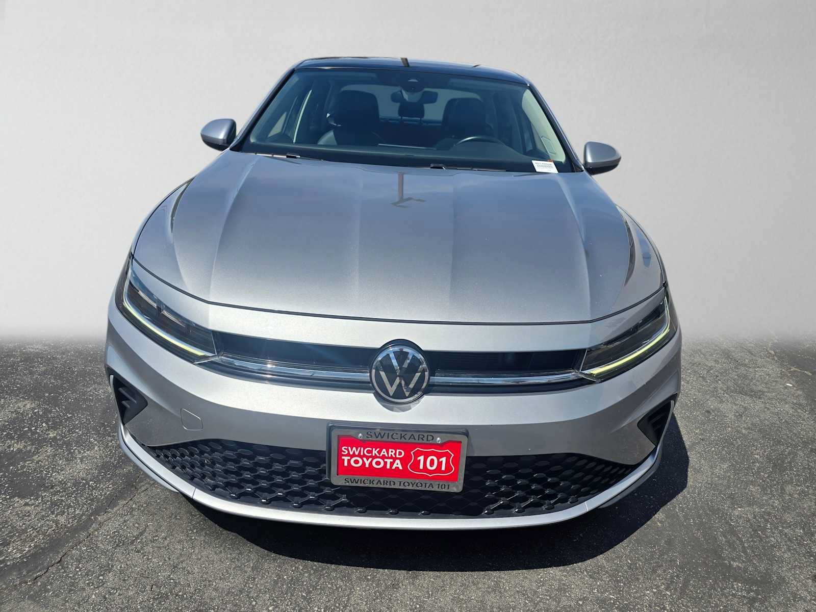 Used 2025 Volkswagen Jetta SE FWD image 8