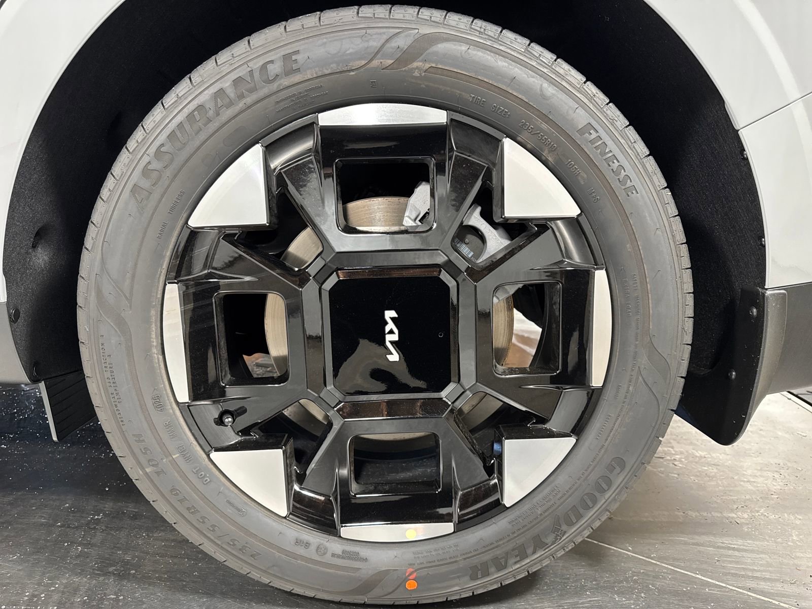 New 2026 Kia Carnival EX FWD image 12