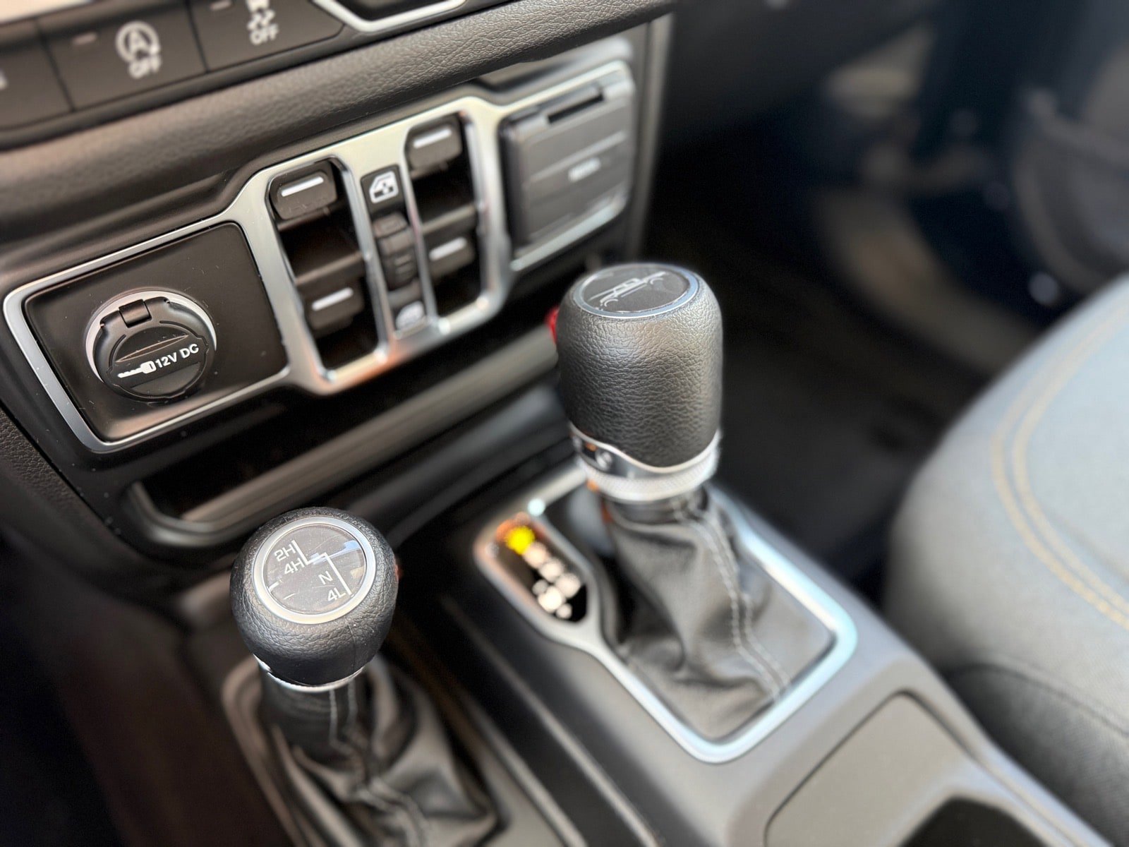 Certified 2025 Jeep Gladiator Sport AWD/4WD image 17
