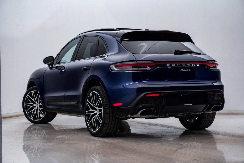 Certified 2023 Porsche Macan image 3