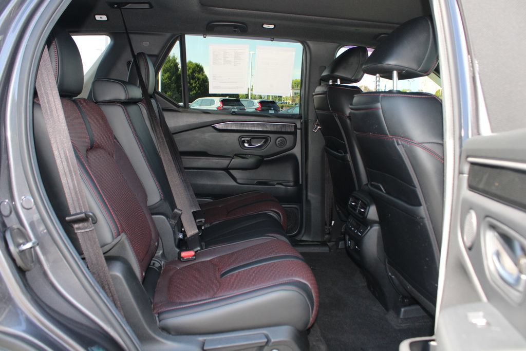 Certified 2025 Honda Pilot Black Edition image 14
