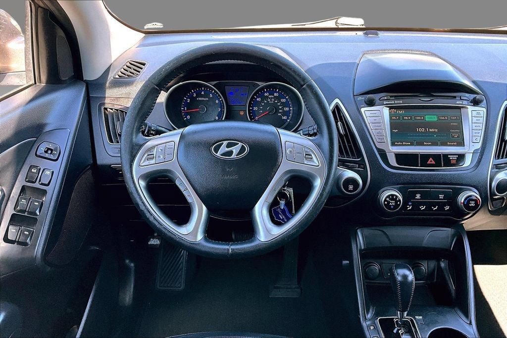 Used 2011 Hyundai Tucson GLS w/ Navigation Pkg 2 FWD image 2