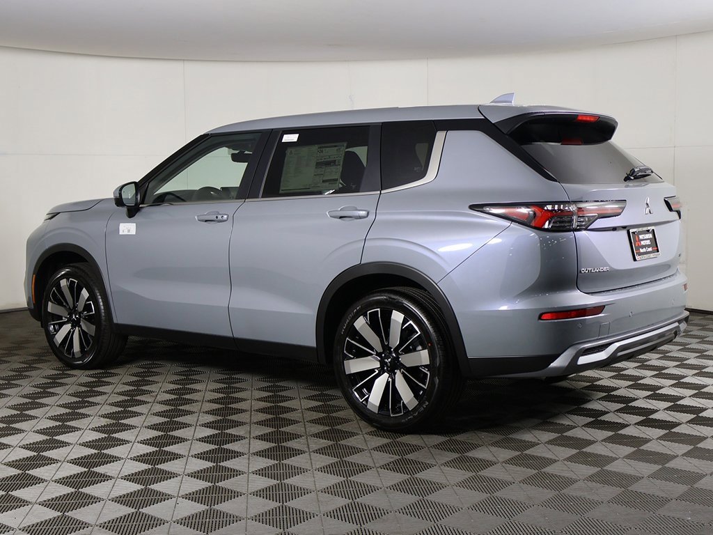 New 2025 Mitsubishi Outlander SE image 12