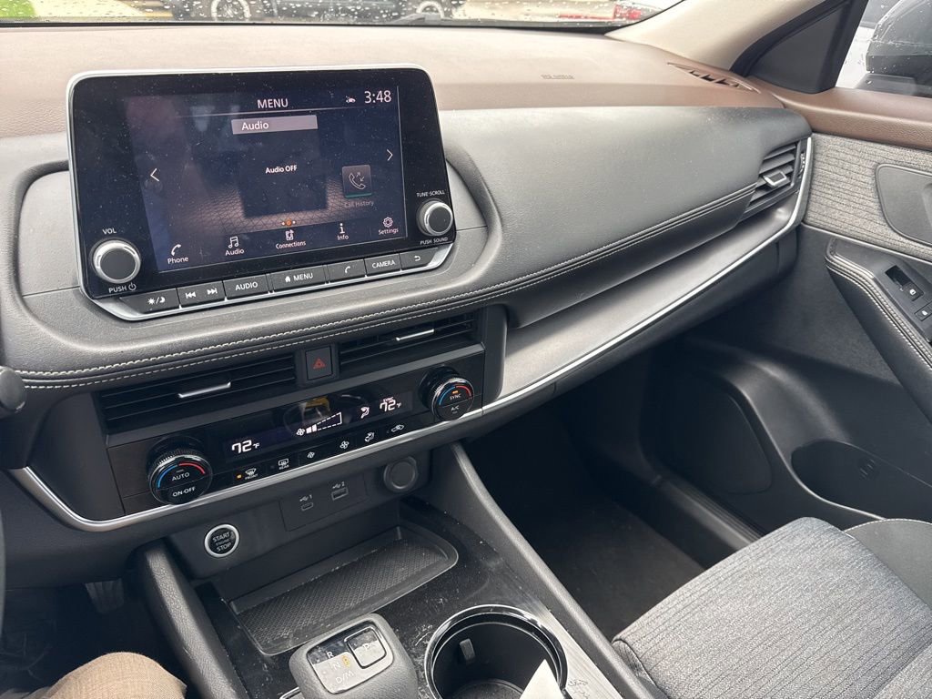 Used 2023 Nissan Rogue SV image 3