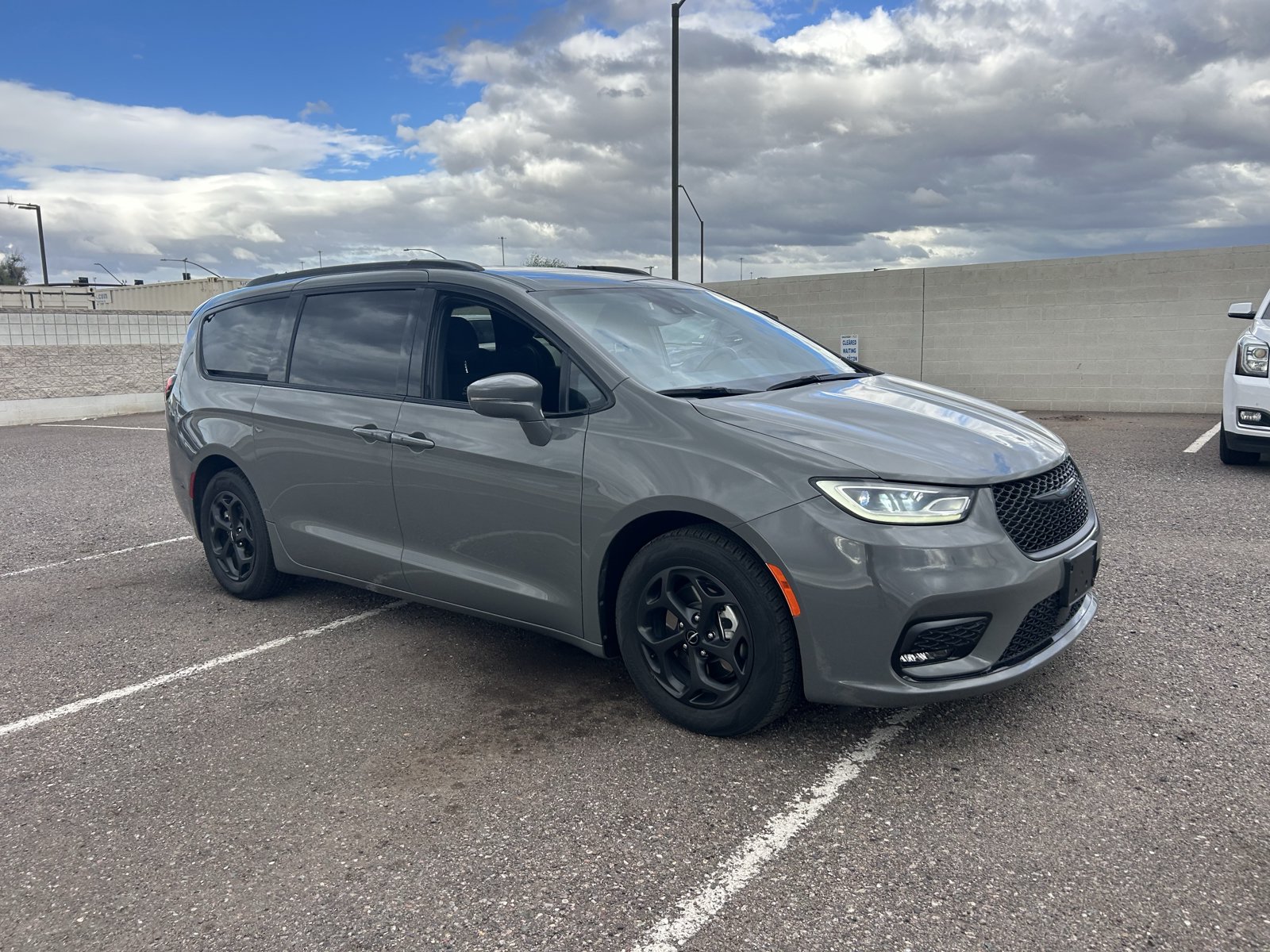 Used 2021 Chrysler Pacifica Touring w/ S Appearance Package FWD image 7