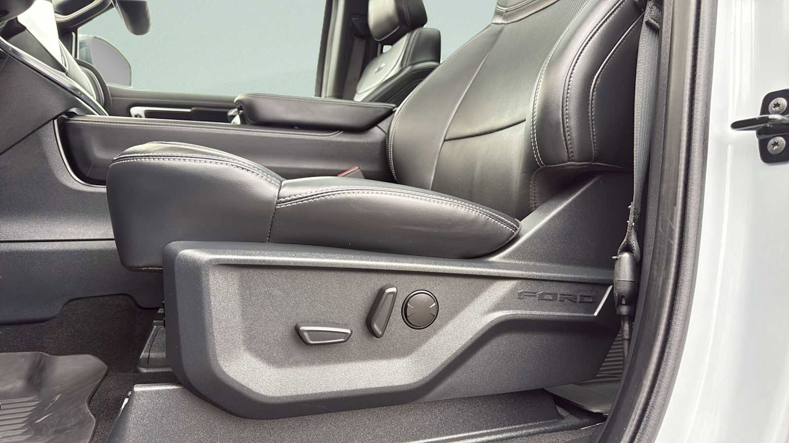 Used 2025 Ford Expedition Platinum w/ Stealth Performance Package image 13