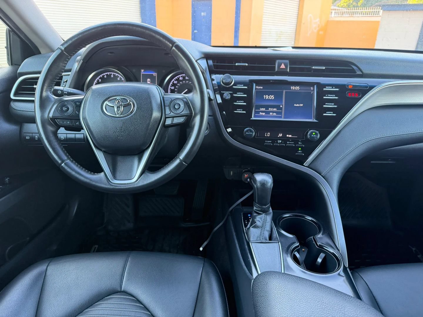 Used 2018 Toyota Camry SE w/ Moonroof Package FWD image 19