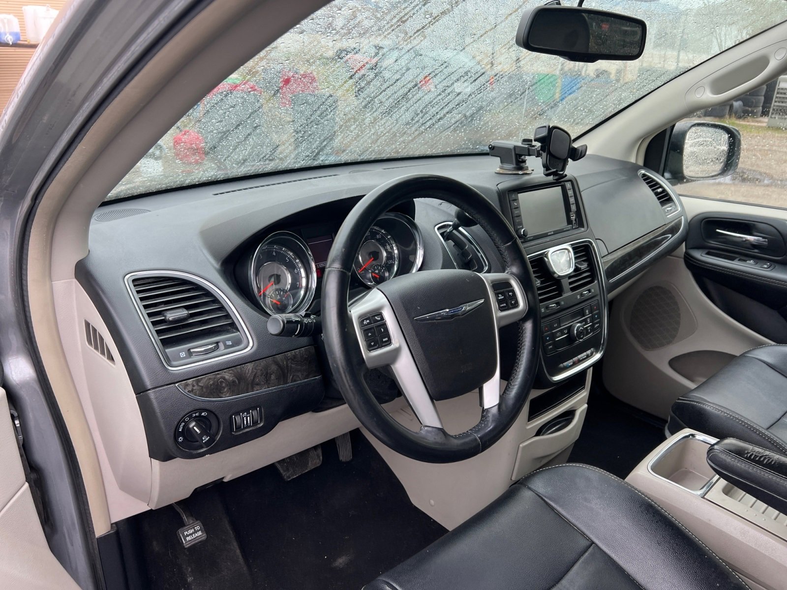 Used 2015 Chrysler Town & Country Touring image 18