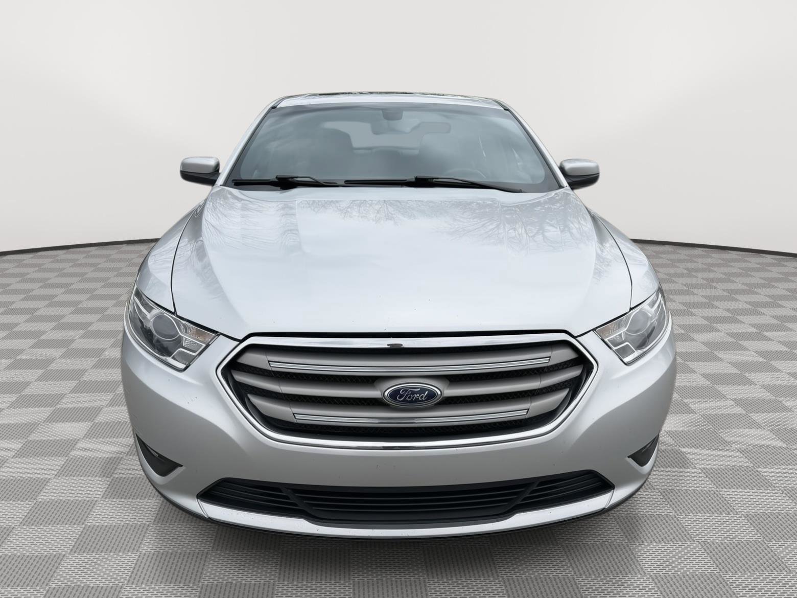 Used 2017 Ford Taurus SEL w/ Equipment Group 201A FWD image 2
