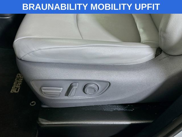 Used 2021 Toyota Sienna XLE w/ XLE Plus Package image 19