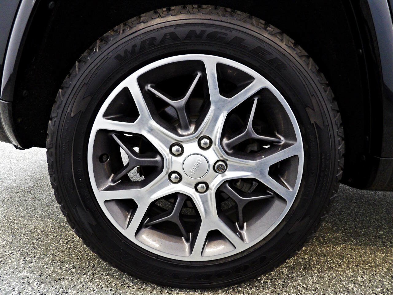 Used 2019 Jeep Grand Cherokee Overland AWD/4WD image 22