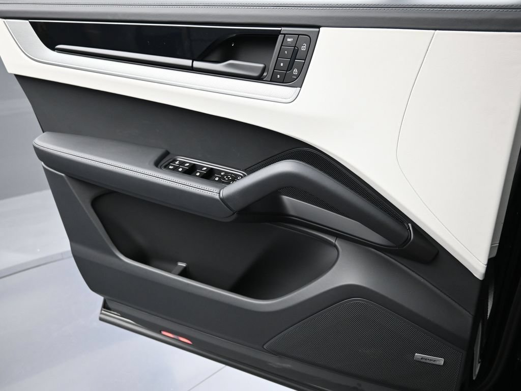 Certified 2026 Porsche Cayenne E-Hybrid Coupe AWD/4WD image 25