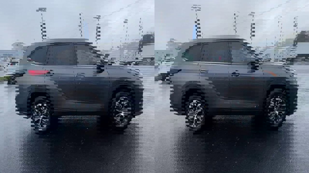 Used 2023 Toyota Highlander XLE image 9