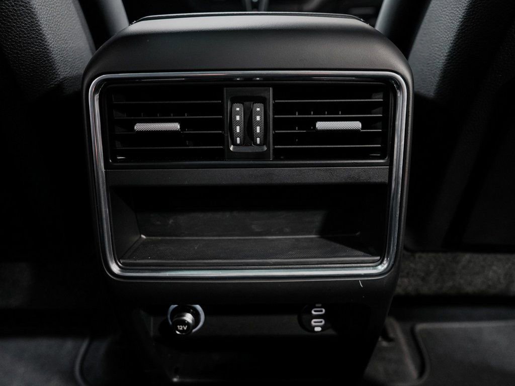 Used 2023 Porsche Cayenne w/ Premium Package image 33