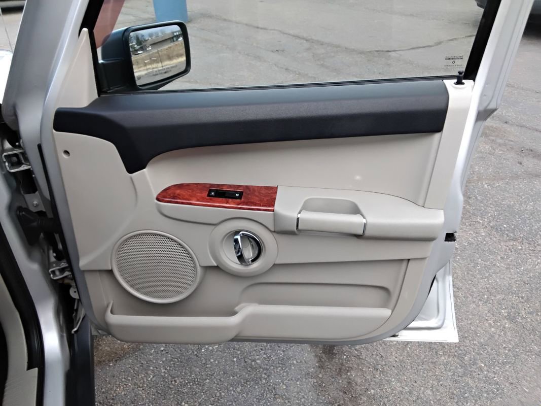 Used 2006 Jeep Commander Limited w/ Trailer Tow Group IV image 14