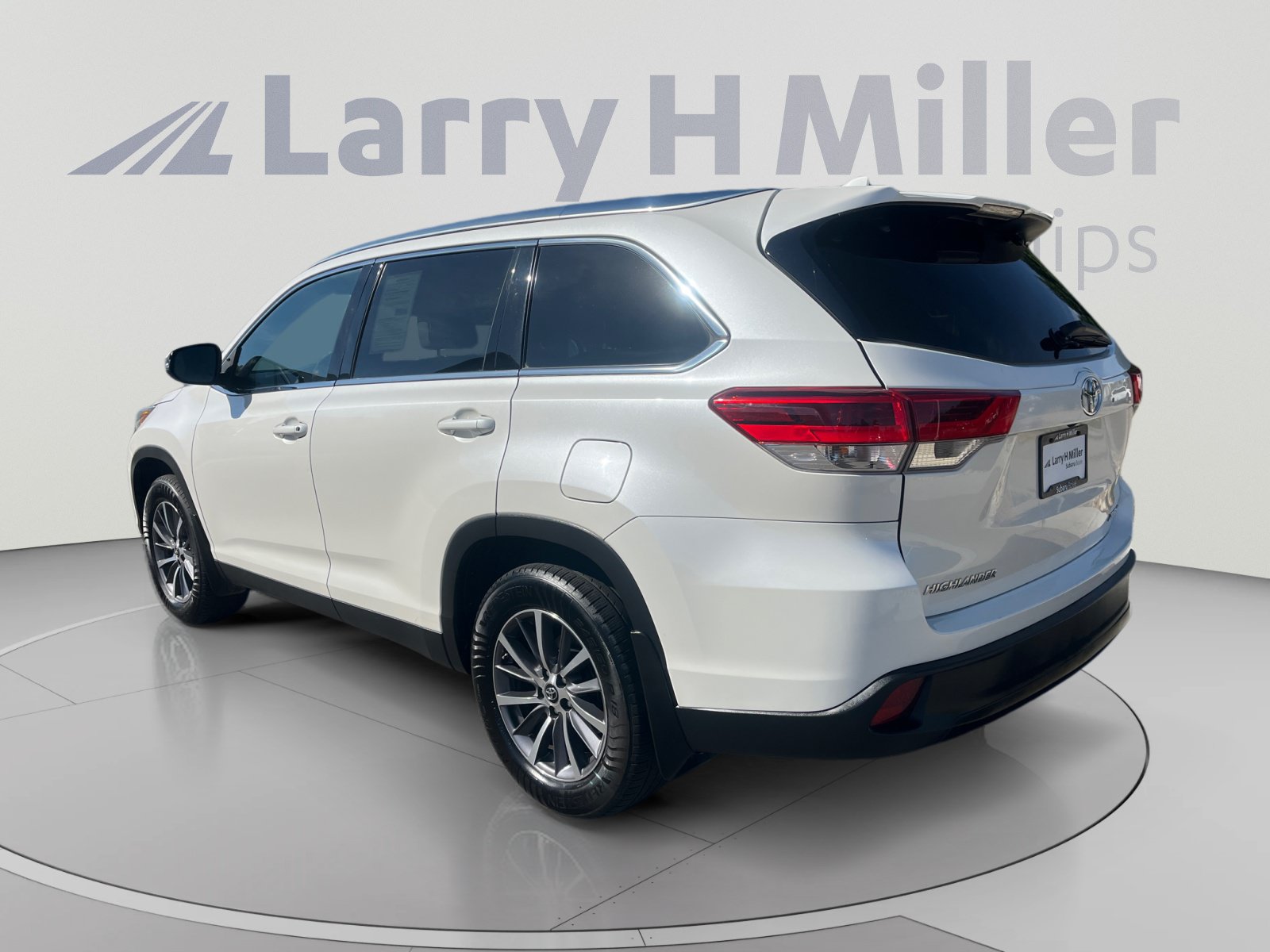 Used 2019 Toyota Highlander XLE AWD/4WD image 3