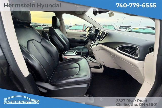Used 2023 Chrysler Pacifica Touring-L image 26