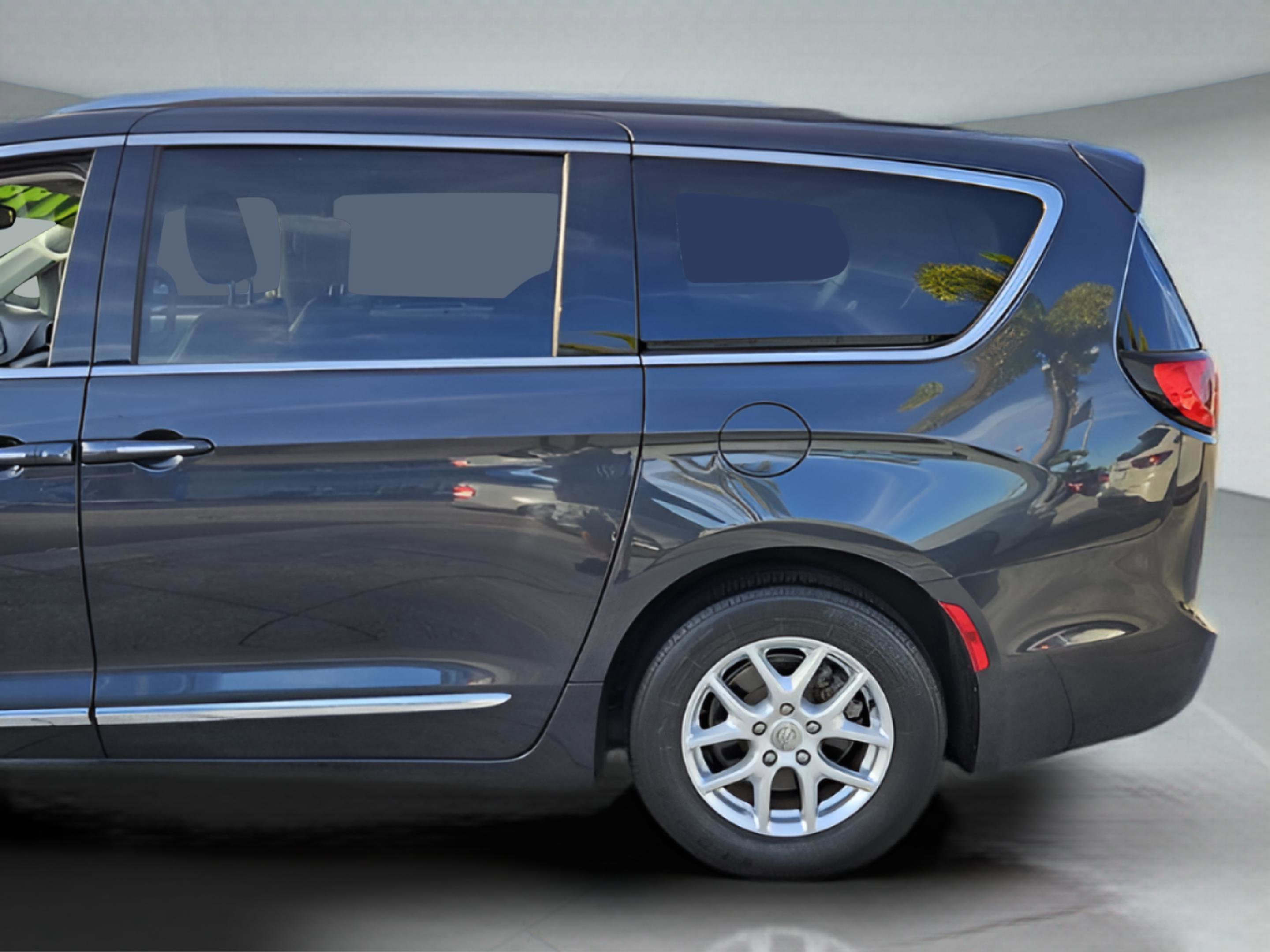 Used 2020 Chrysler Pacifica Touring-L image 29