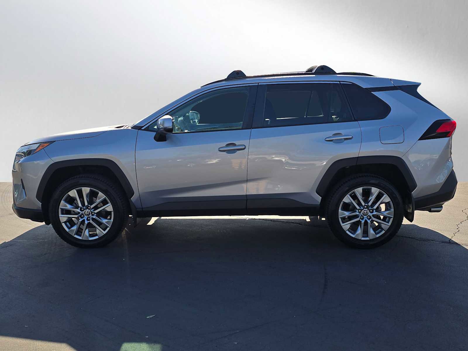 Used 2022 Toyota RAV4 XLE Premium image 6