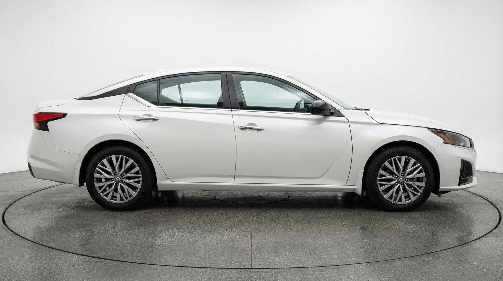 Used 2025 Nissan Altima 2.5 SV FWD image 11