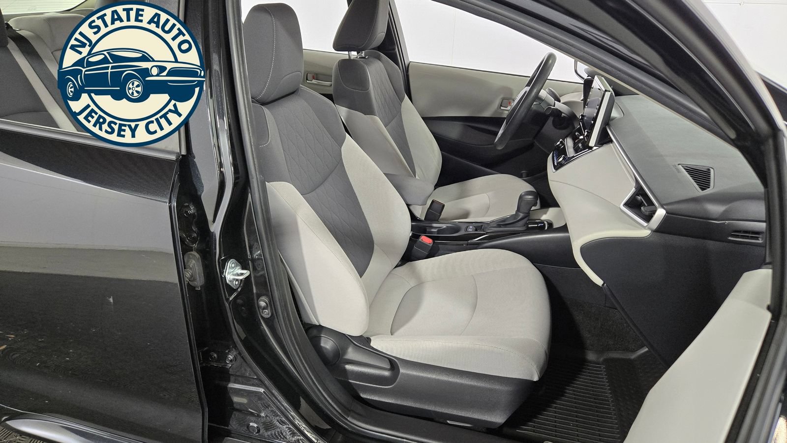 Used 2021 Toyota Corolla LE w/ LE Convenience Package FWD image 32