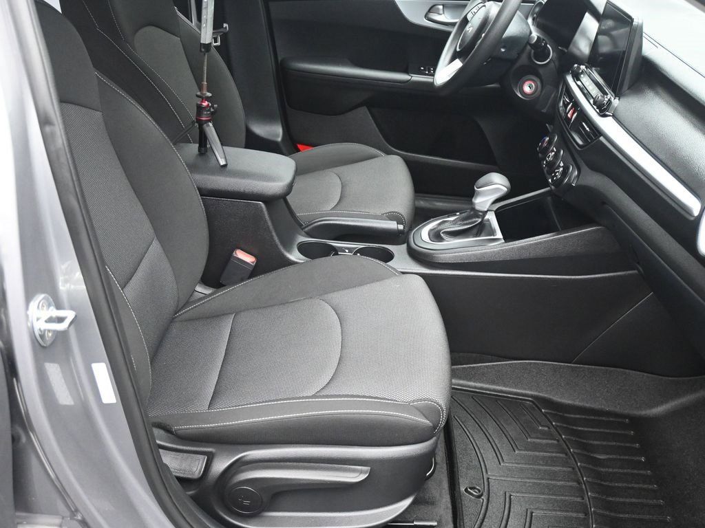 Used 2023 Kia Forte LXS w/ LXS Technology Package image 3