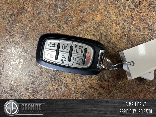 Used 2024 Chrysler Pacifica Select image 18