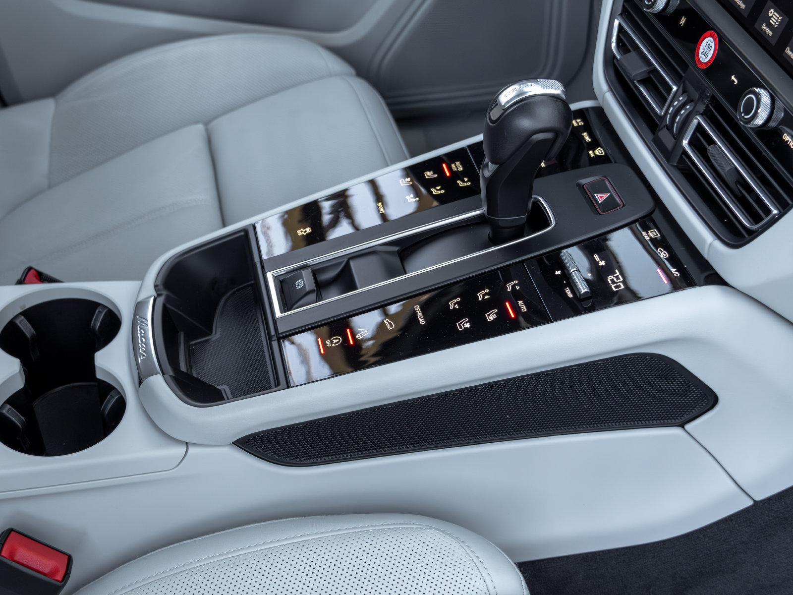 Certified 2025 Porsche Macan AWD/4WD image 54