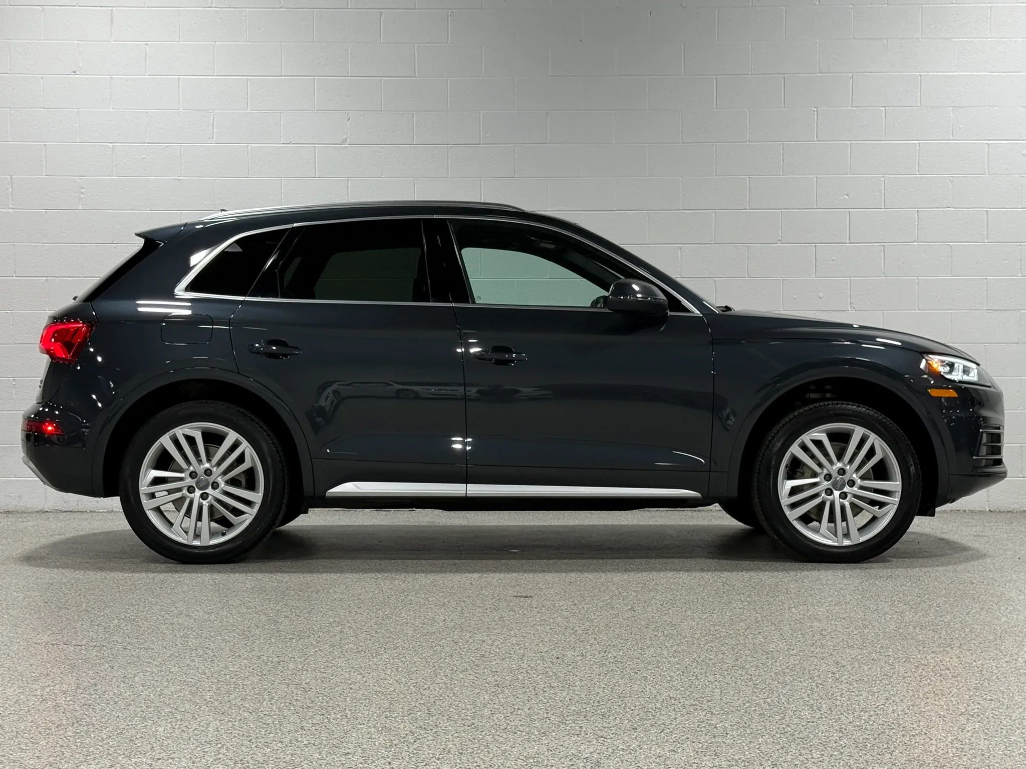 Used 2018 Audi Q5 2.0T Premium Plus w/ Premium Plus Package AWD/4WD image 4
