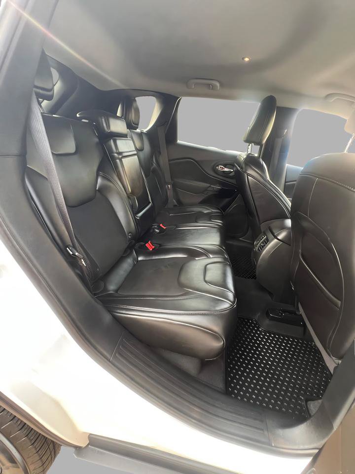 Used 2019 Jeep Cherokee Latitude Plus AWD/4WD image 31