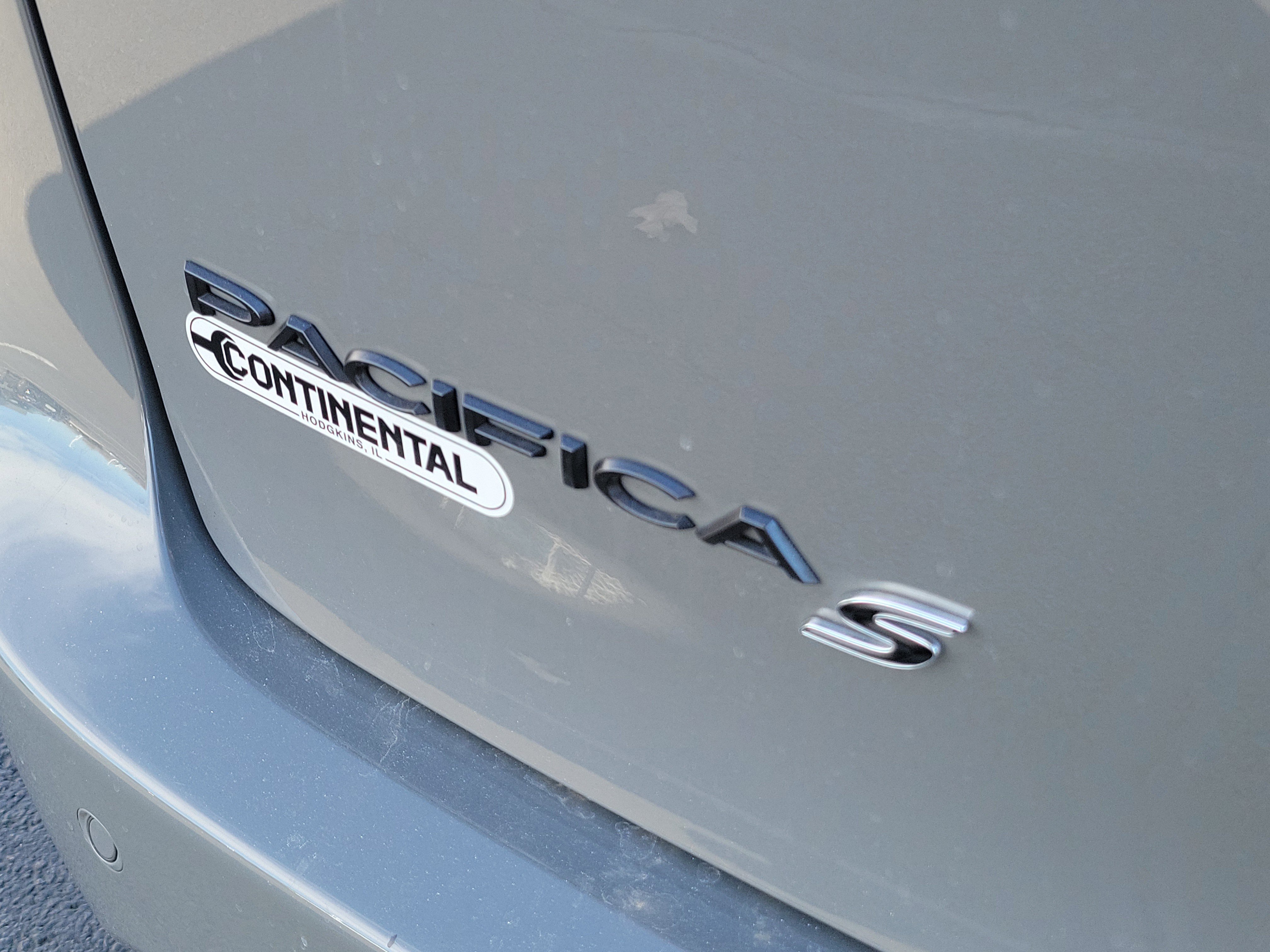 Used 2025 Chrysler Pacifica Limited image 6