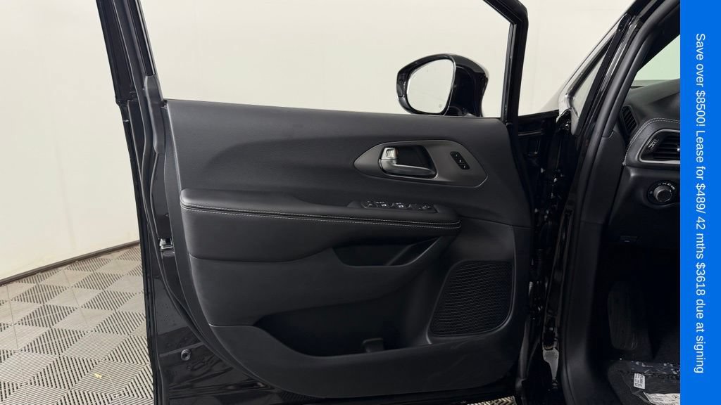 New 2027 Chrysler Pacifica Select FWD image 13