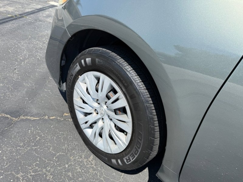 Used 2012 Toyota Camry LE FWD image 13