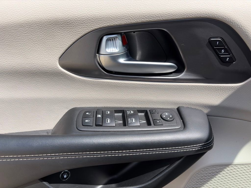 Used 2023 Chrysler Pacifica Touring-L image 17