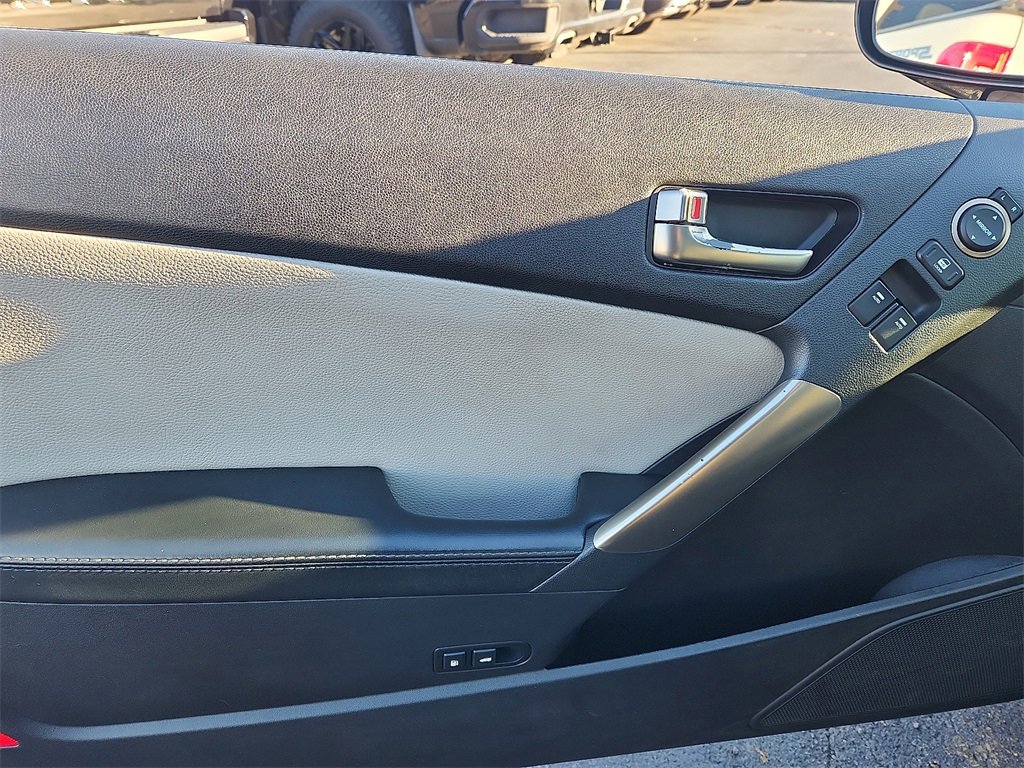 Used 2016 Hyundai Genesis 3.8 image 13