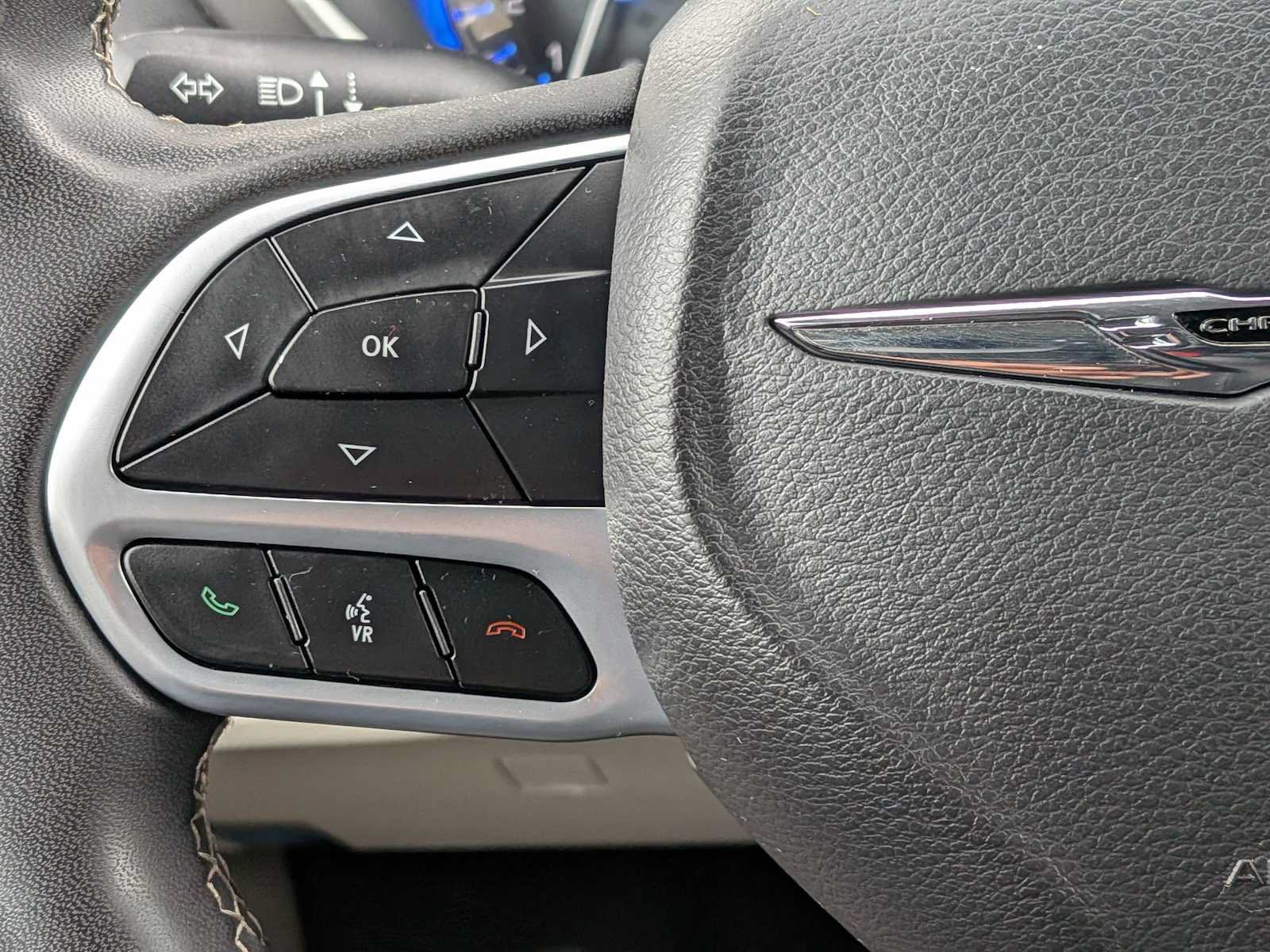 Used 2023 Chrysler Pacifica Touring-L FWD image 17