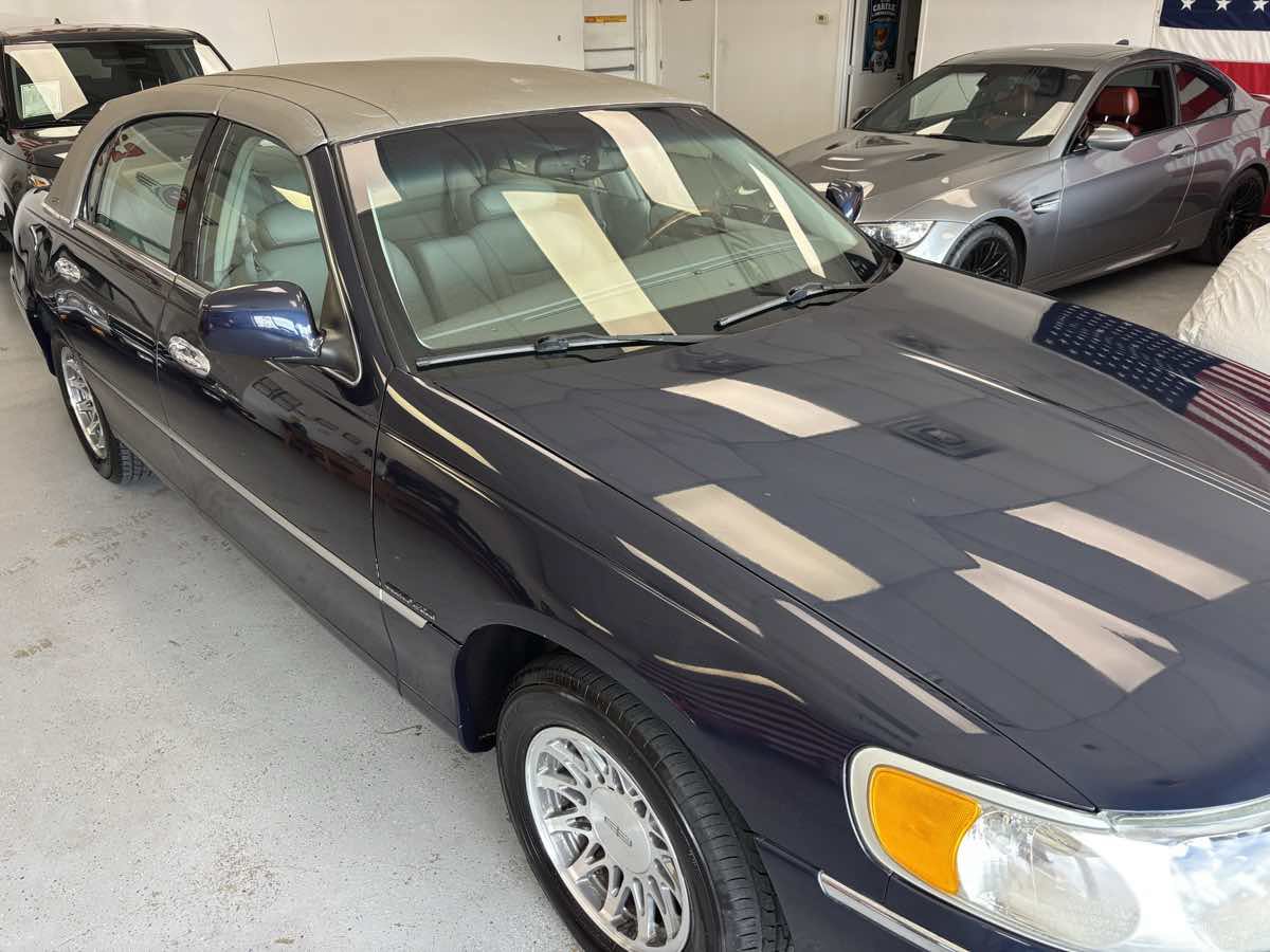 Used 2001 Lincoln Town Car Signature RWD image 3