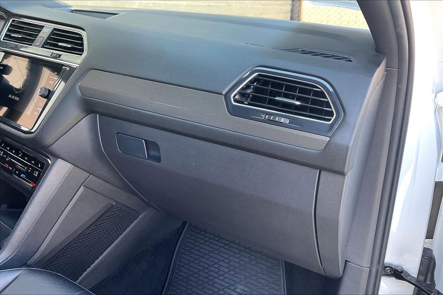 Certified 2022 Volkswagen Tiguan SE R-Line FWD image 16