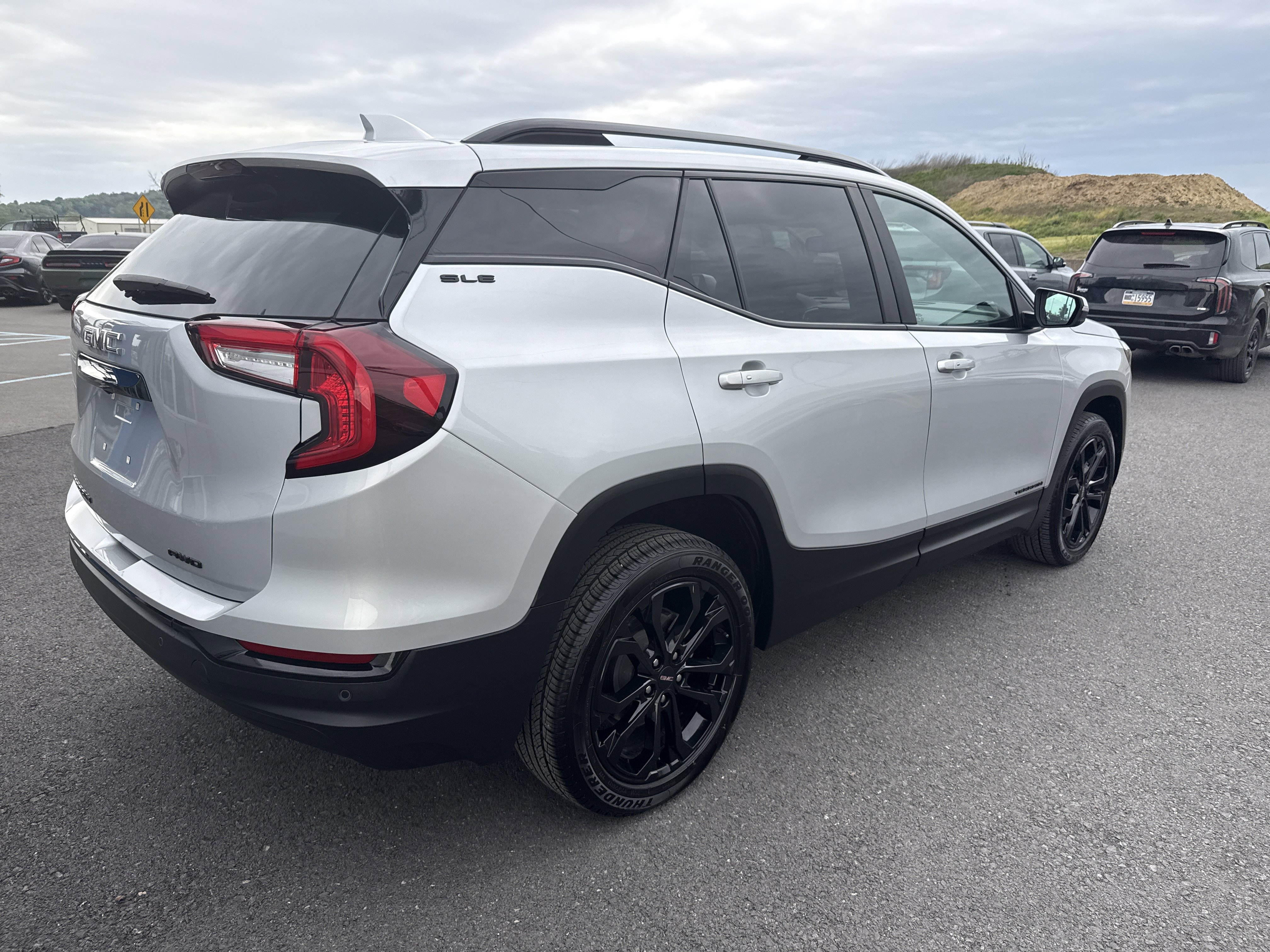 Used 2022 GMC Terrain SLE w/ Driver Convenience Package AWD/4WD image 4