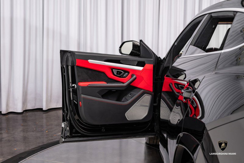 Used 2021 Lamborghini Urus image 18