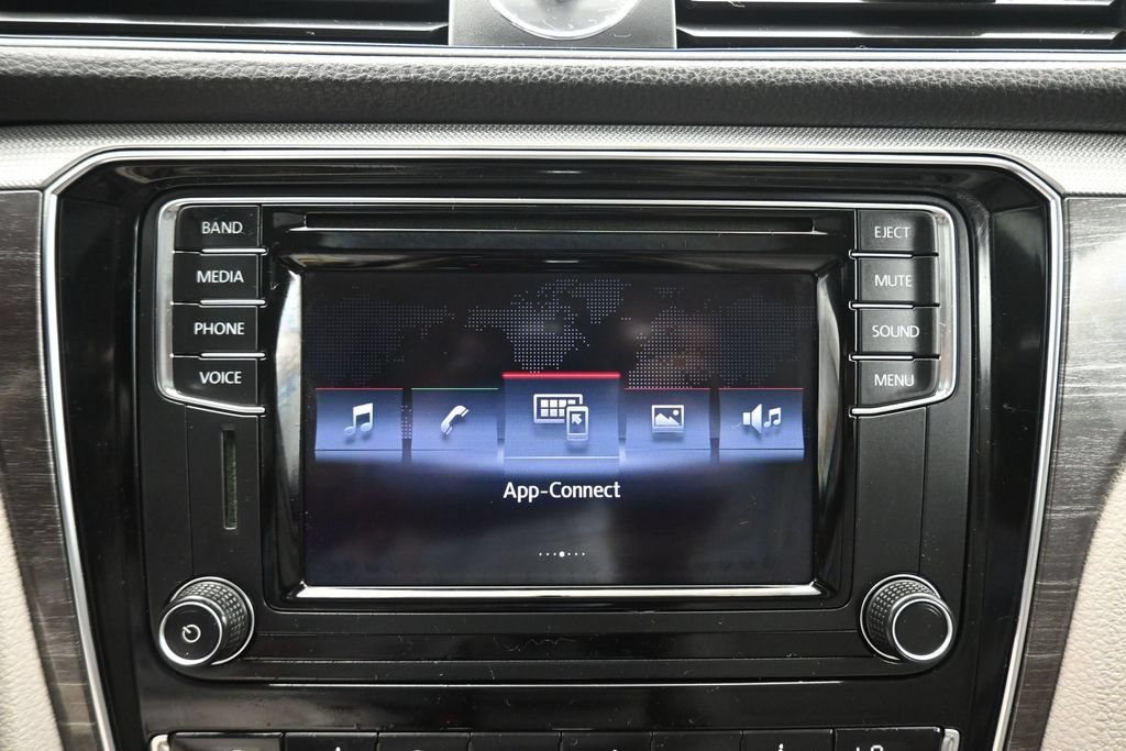 Used 2017 Volkswagen Passat 1.8T SE FWD image 18