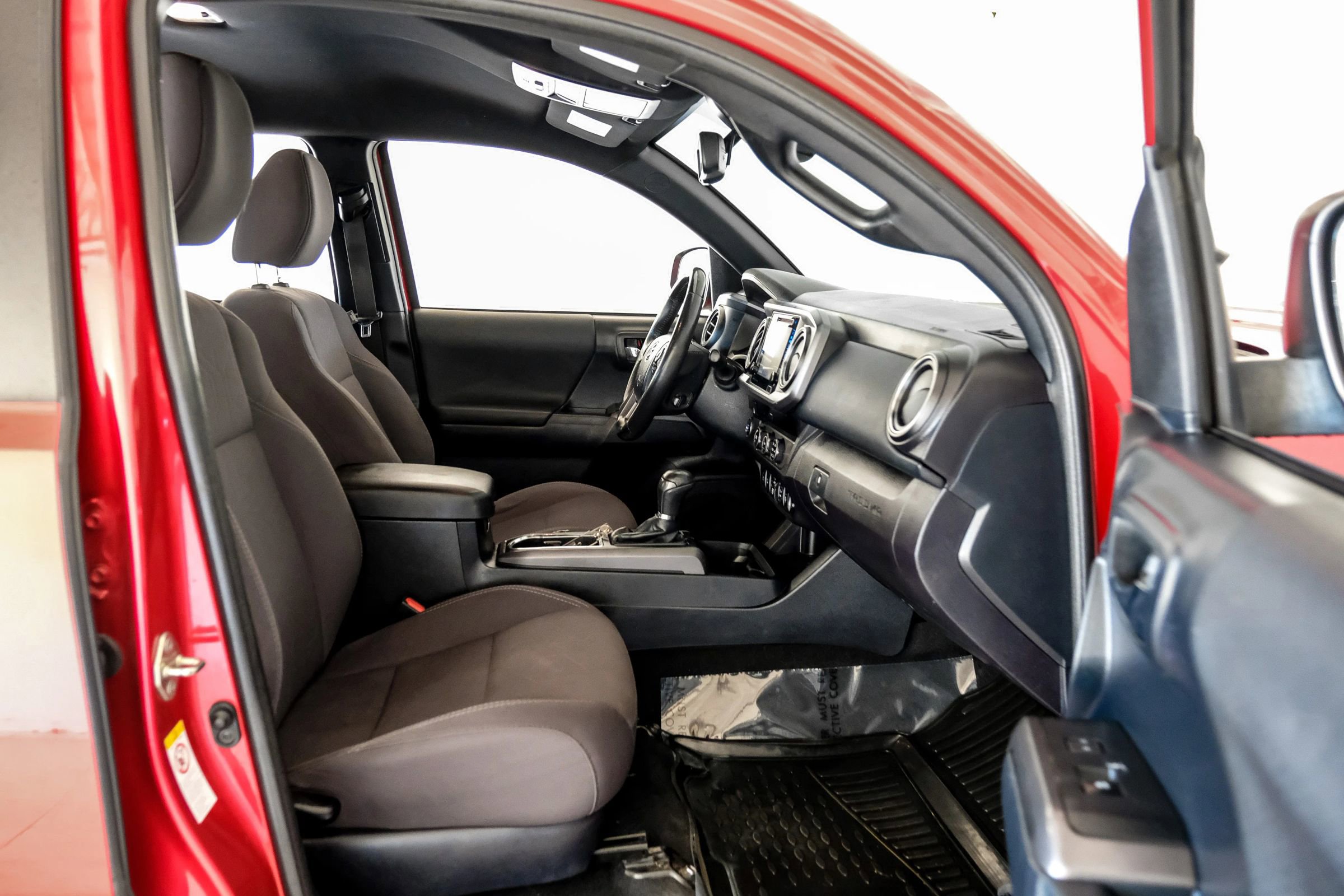 Used 2018 Toyota Tacoma TRD Sport w/ Technology Package RWD image 29