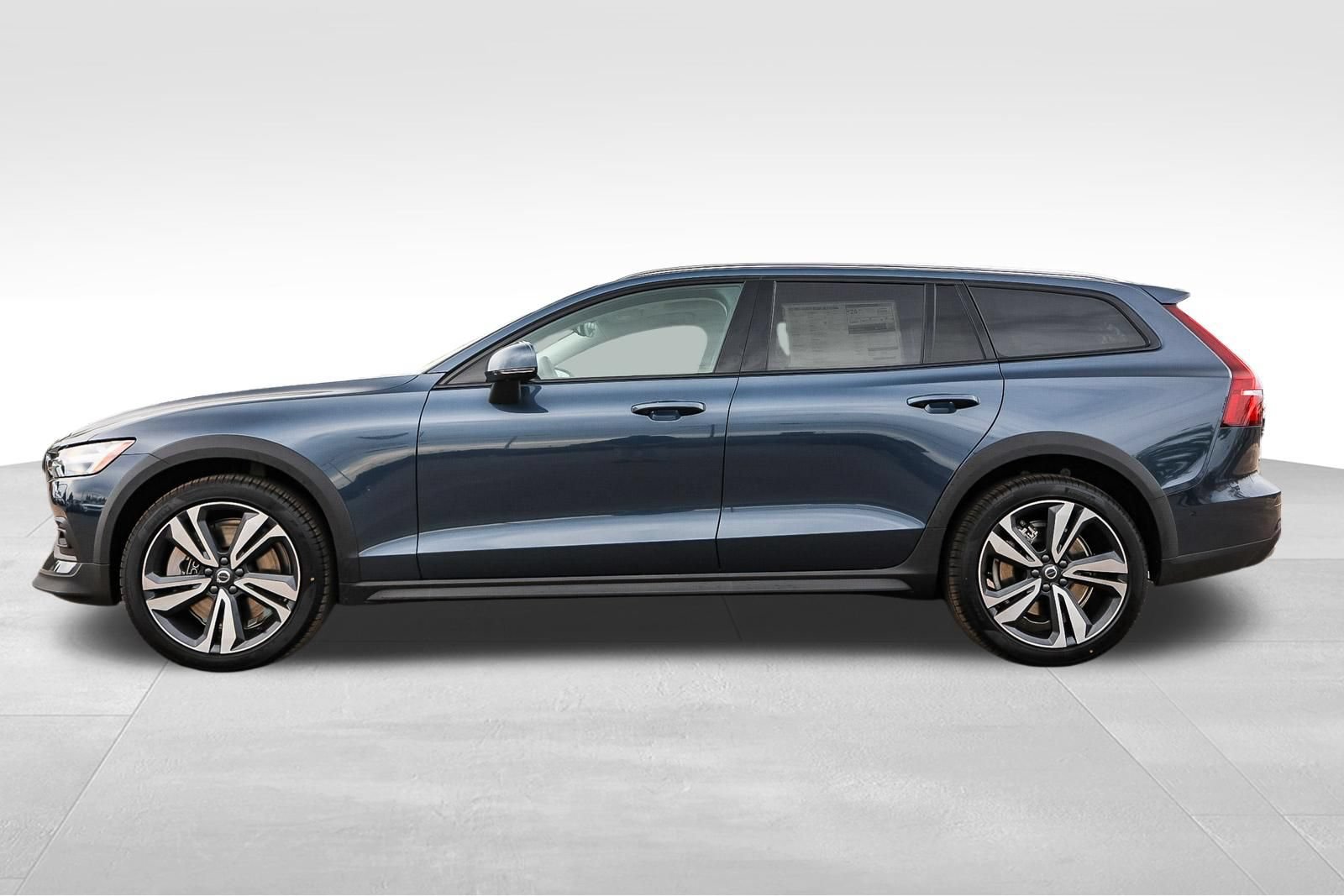 New 2026 Volvo V60 B5 Cross Country Plus w/ Climate Package AWD/4WD image 8
