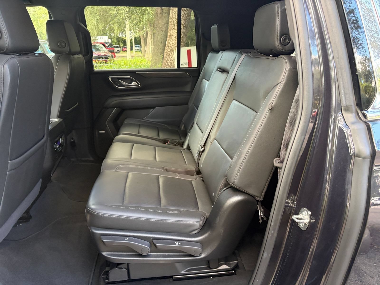 Used 2024 Chevrolet Suburban LT RWD image 28