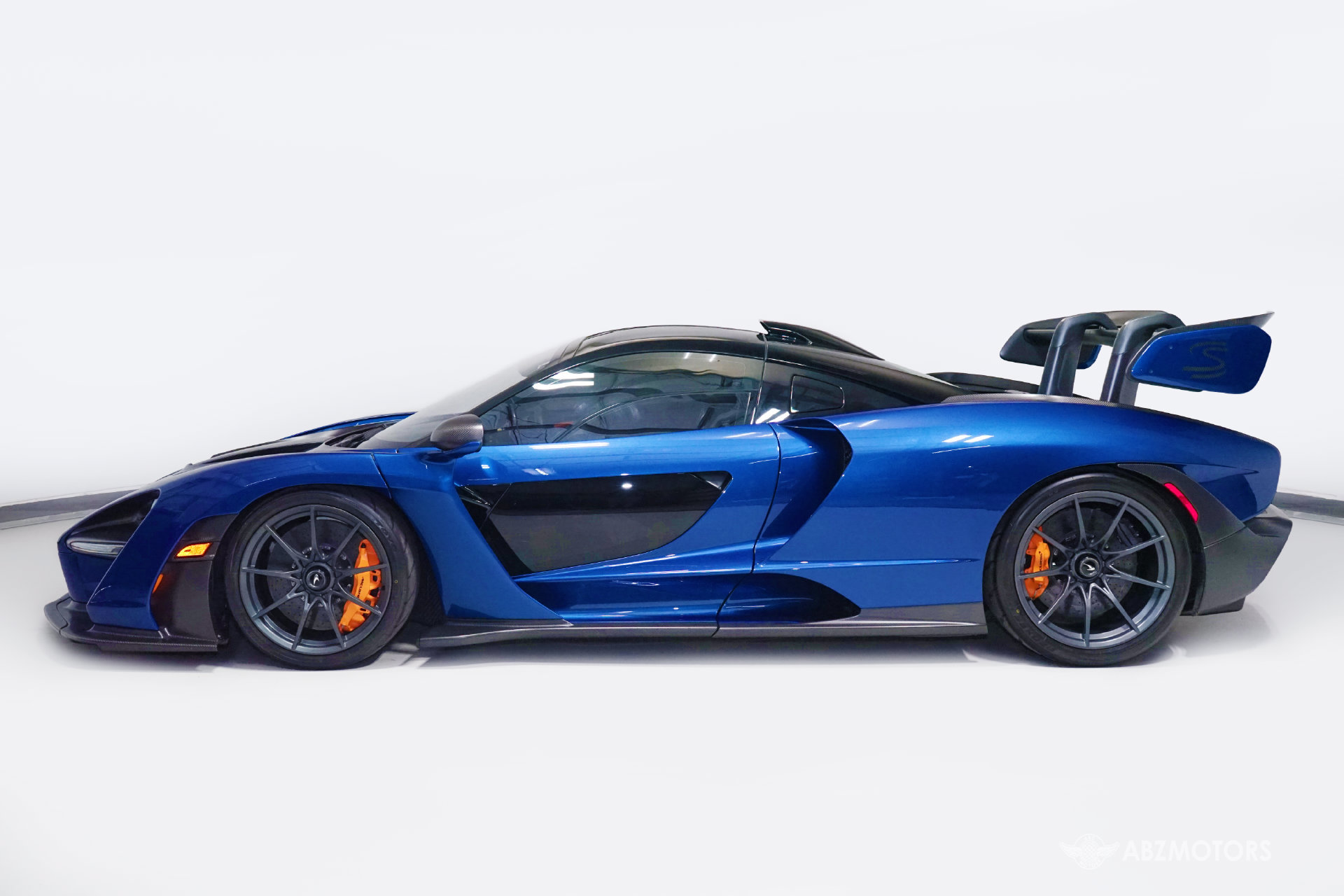Used 2019 McLaren Senna RWD image 4