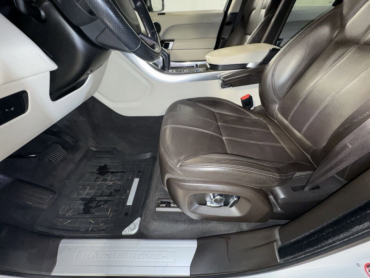 Used 2017 Land Rover Range Rover Sport HSE image 18