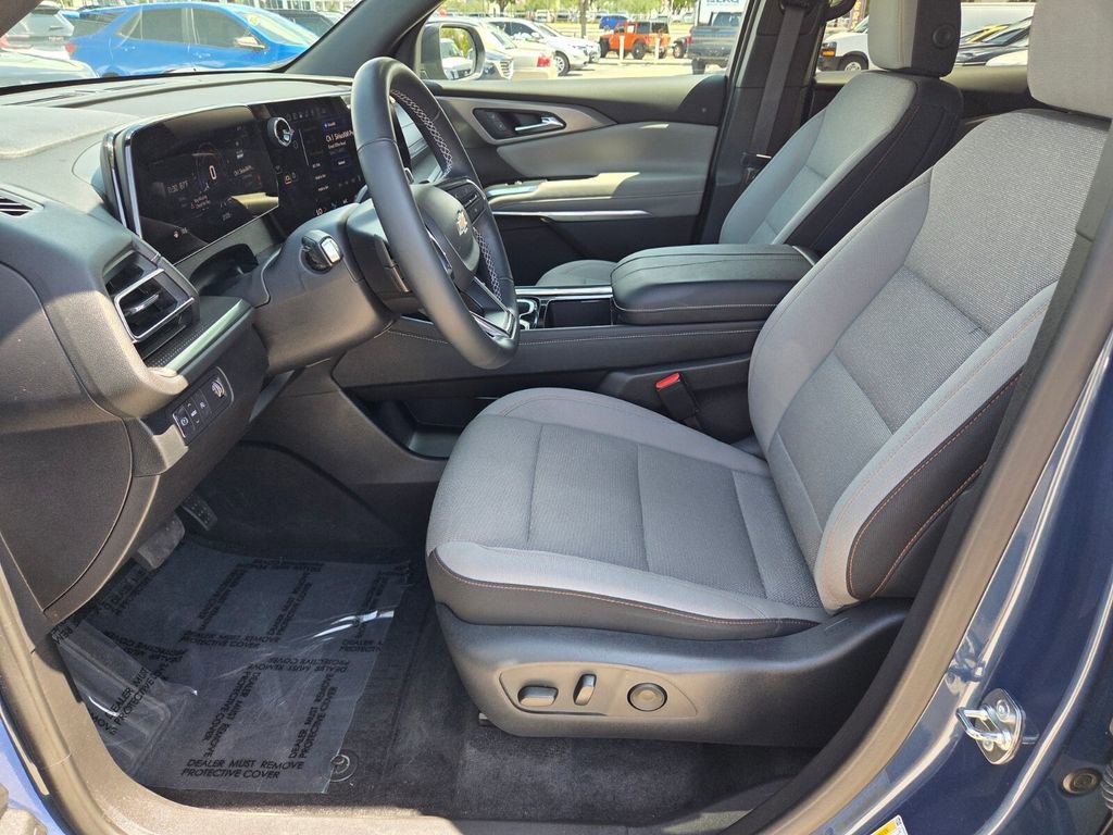 Used 2025 Chevrolet Traverse LT FWD image 4
