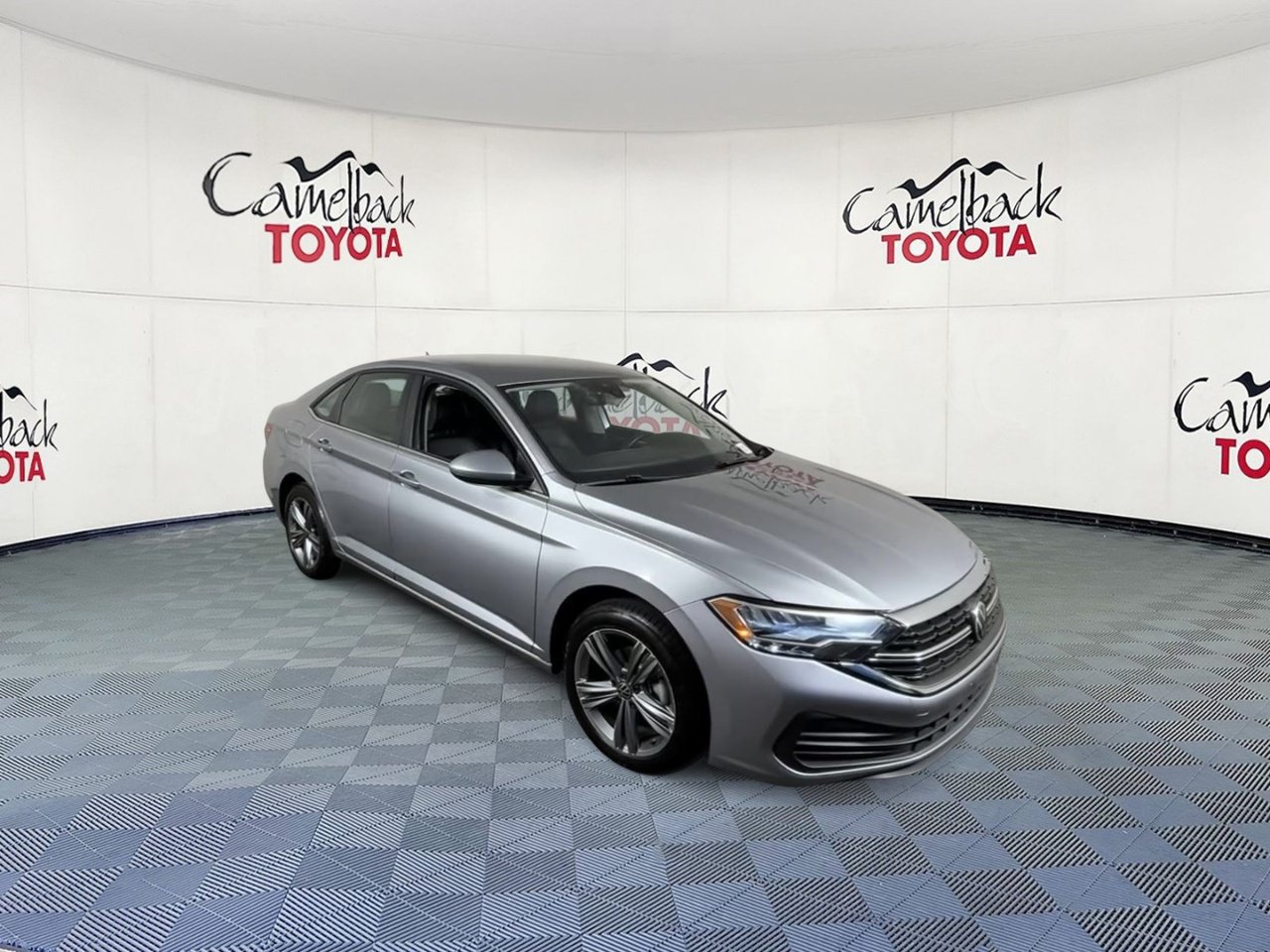 Used 2024 Volkswagen Jetta SE FWD image 2