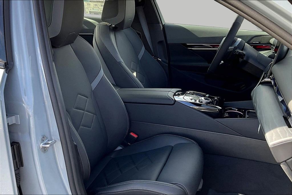 New 2026 BMW 550e xDrive AWD/4WD image 28