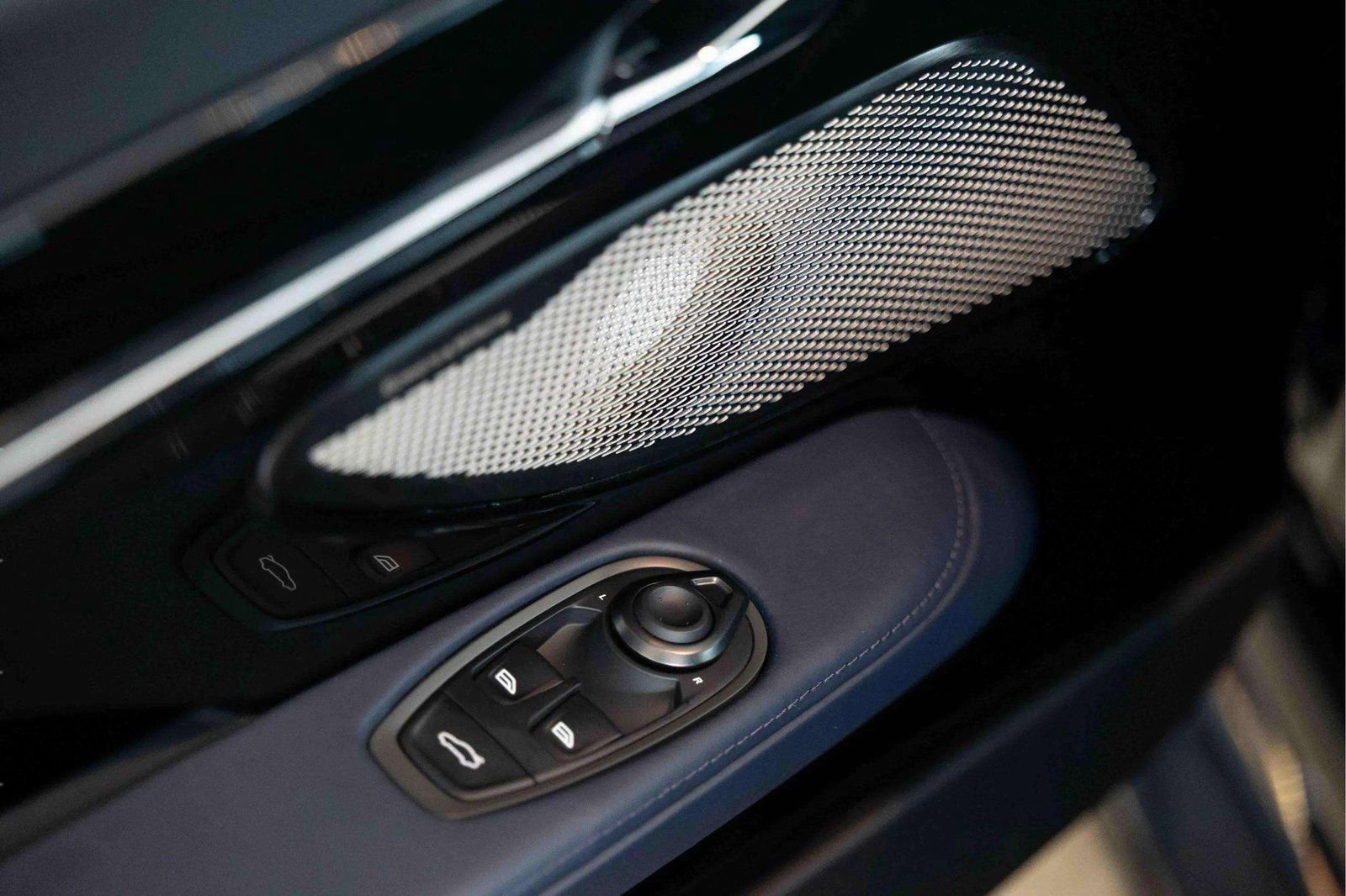 Used 2025 Aston Martin DB12 Coupe RWD image 27